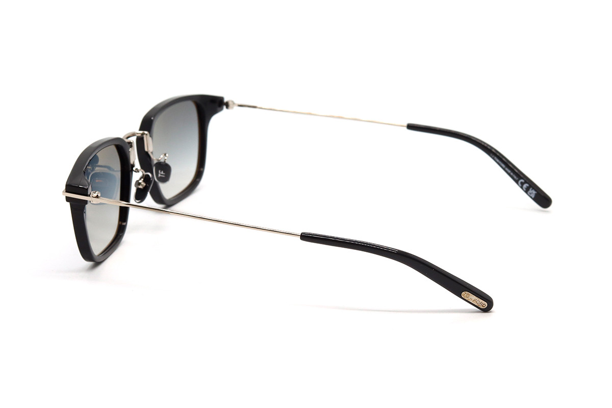 Солнцезащитные очки TOM FORD FT1042-D 01B 52 Фото №2 - linza.ua