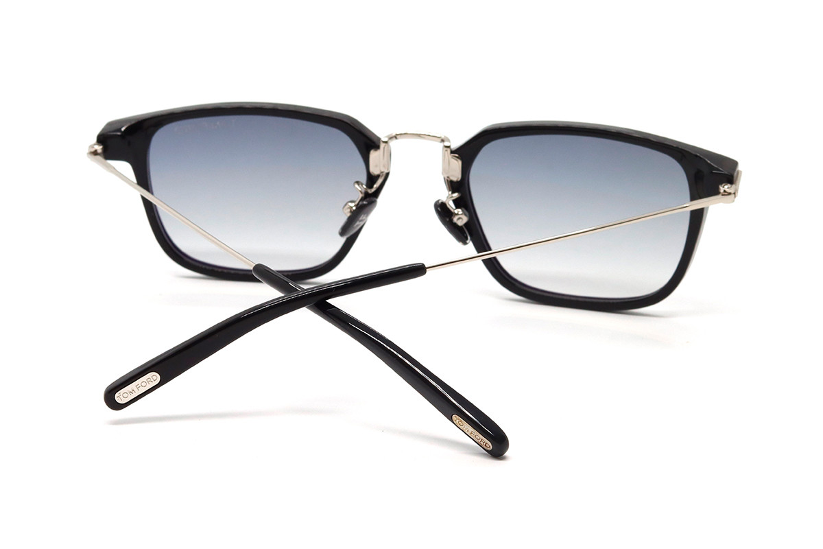 Солнцезащитные очки TOM FORD FT1042-D 01B 52 Фото №4 - linza.ua