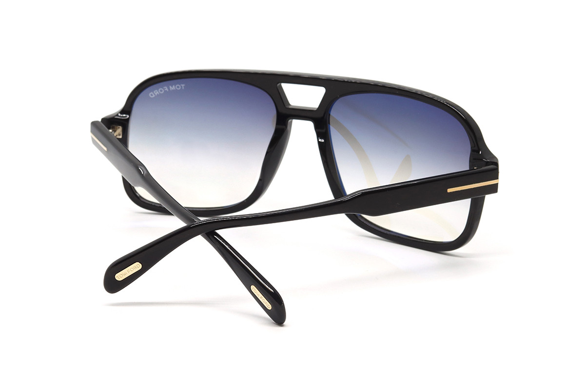 Солнцезащитные очки TOM FORD FT0884 01B 60 Фото №3 - linza.ua